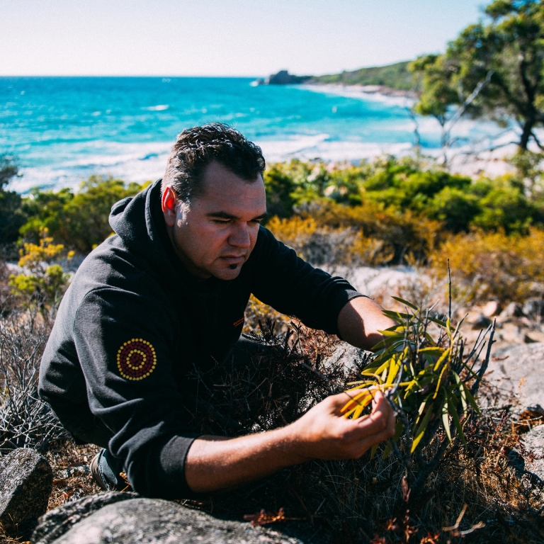 Guide on tour along the coast, Koomal Dreaming, Yallingup, South West Western Australia © Tourism Australia