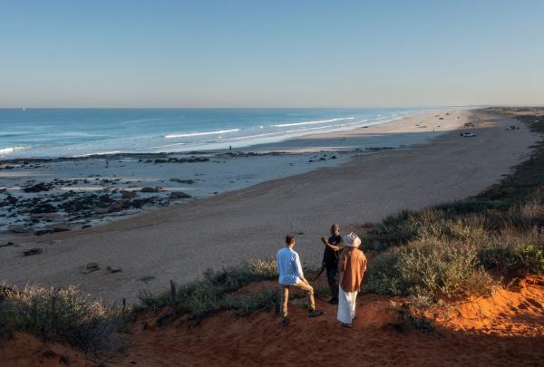 Guide giving a couple the Indigenous Tour, Mabu Buru Tours, Broome, Western Australia © Tourism Australia