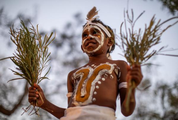 Indigenous cultural tour with dance and painting by Mabu Buru Tours on Cable Beach, Broome, Western Australia © Tourism Australia