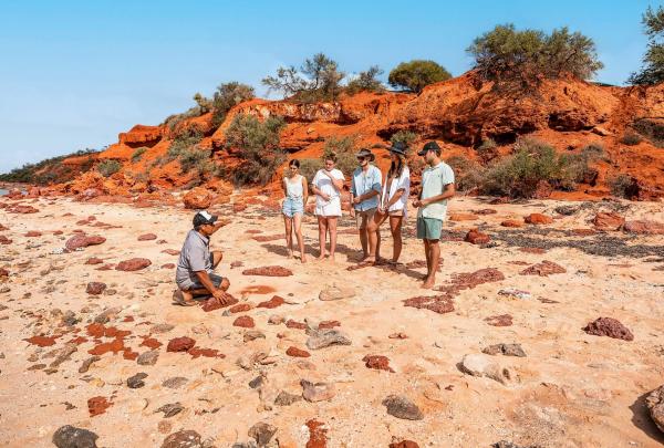 Guide taking a group on the Indigenous Tour, Wula Gura Nyinda Eco Cultural Adventures, Shark Bay, Western Australia © Tourism Australia